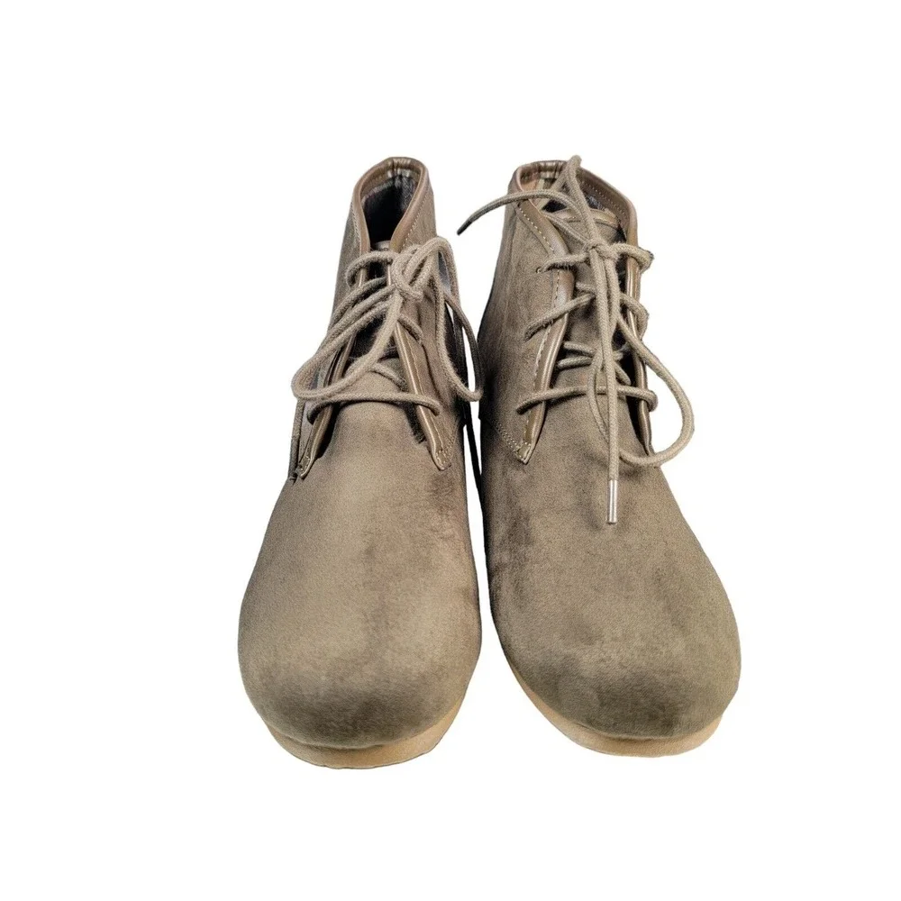 Maypole Wedge Ankle Bootie Womens Size 11 Olive Green Faux Suede Lace up‎